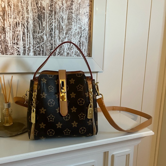 Elegant Brown Designer Handbag - Picture 1 of 5